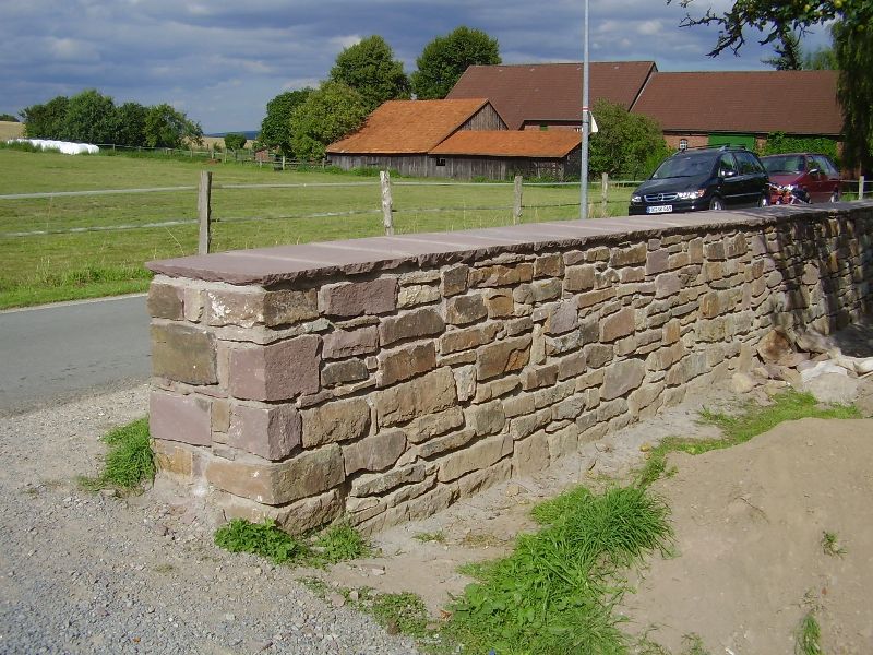 unregelmäßiges Schichtenmauerwerk aus Wesersandstein